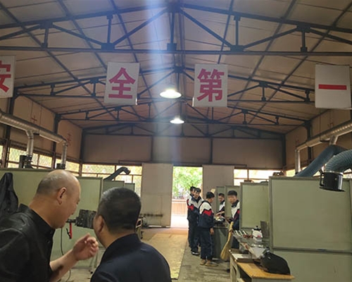 和灵石县第一职业高中校领导在校考察
